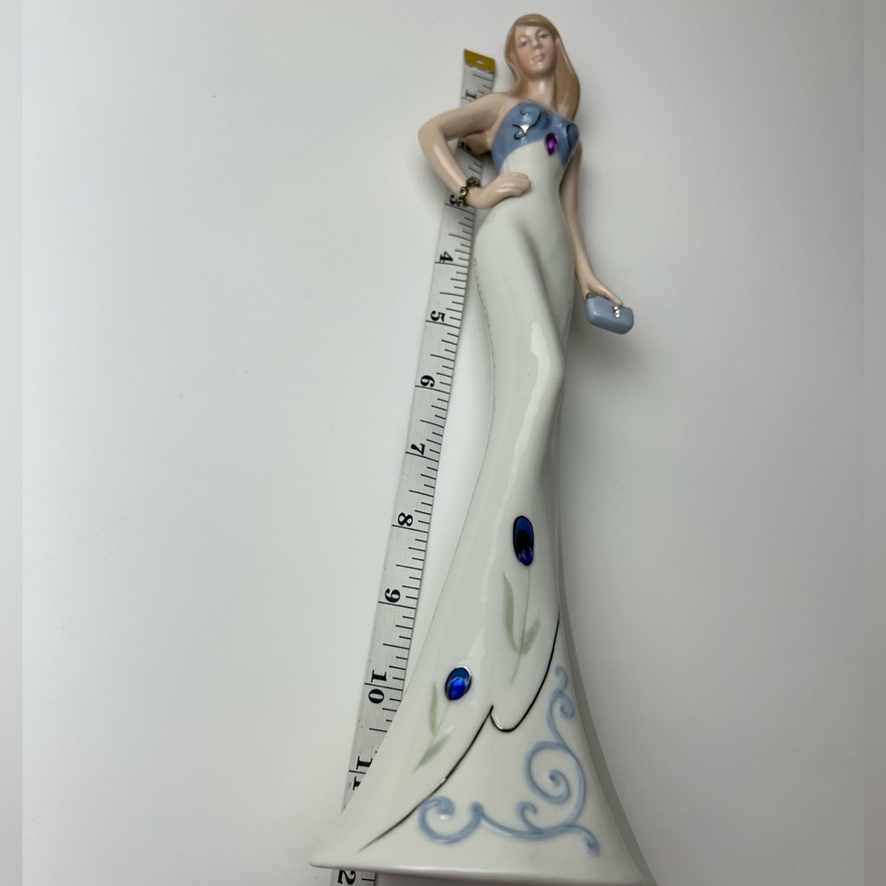 Cosmos Porcelain Elegant Doll - Picture 13 of 17